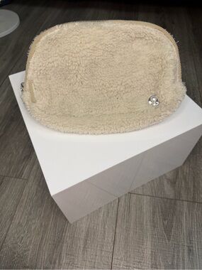 Lululemon Sherpa Belt Bag – Ivory/Trench